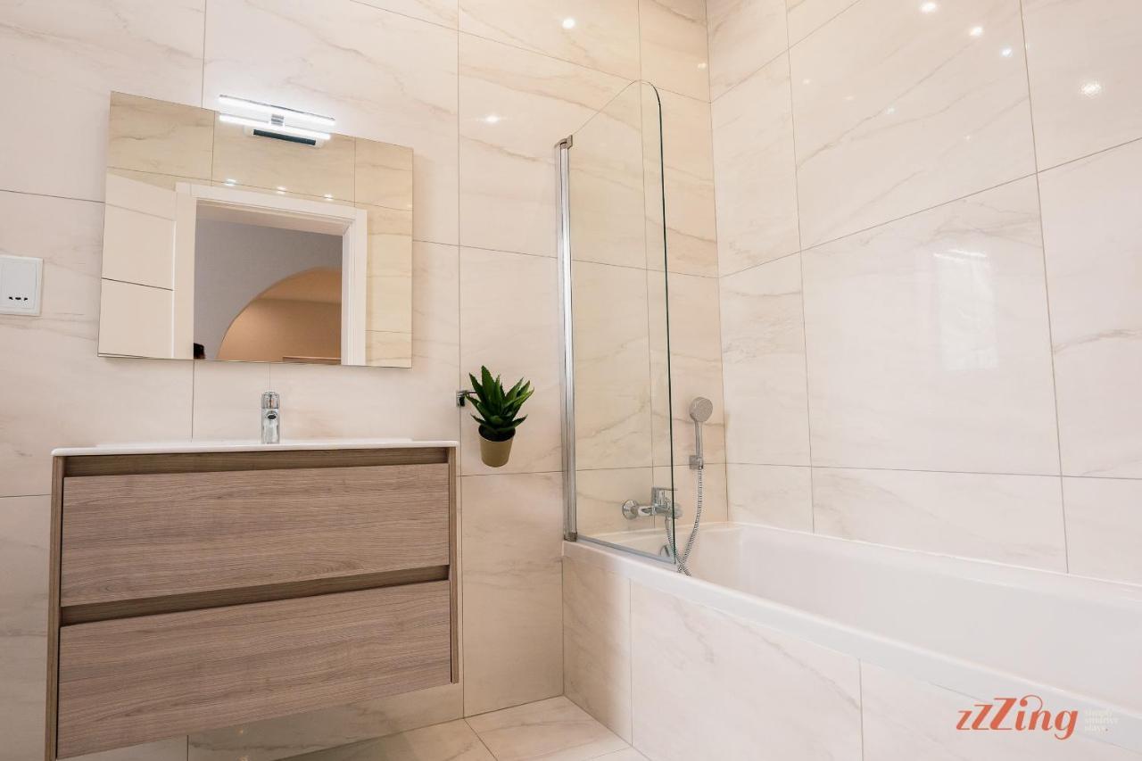 Stunning Holiday Villa With A Heated Jacuzzi セント・ポールズ・ベイ エクステリア 写真